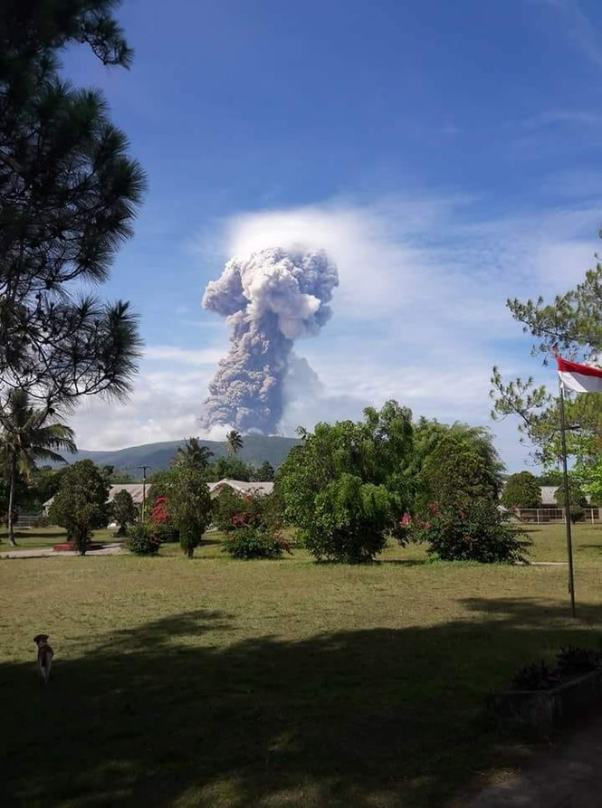 Sau động đất - sóng thần, Indonesia lại oằn mình vì núi lửa phun trào - ảnh 1