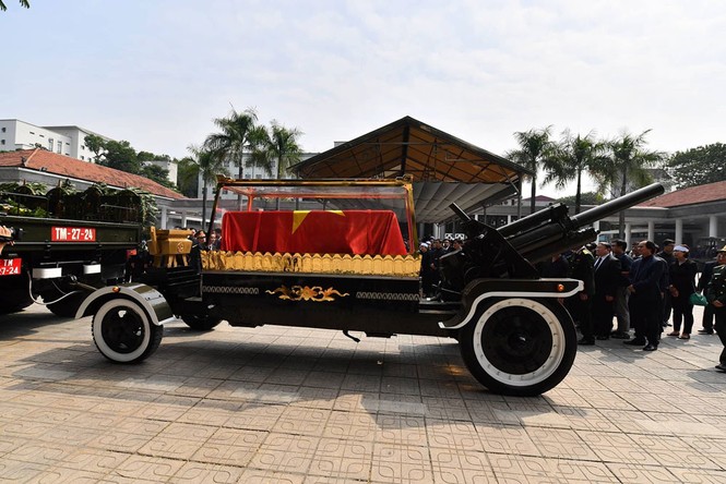 Linh xa đưa linh cữu nguyên Tổng Bí thư Đỗ Mười qua các phố Hà Nội - ảnh 1