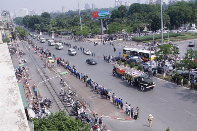 Linh xa đưa linh cữu nguyên Tổng Bí thư Đỗ Mười qua các phố Hà Nội - ảnh 15