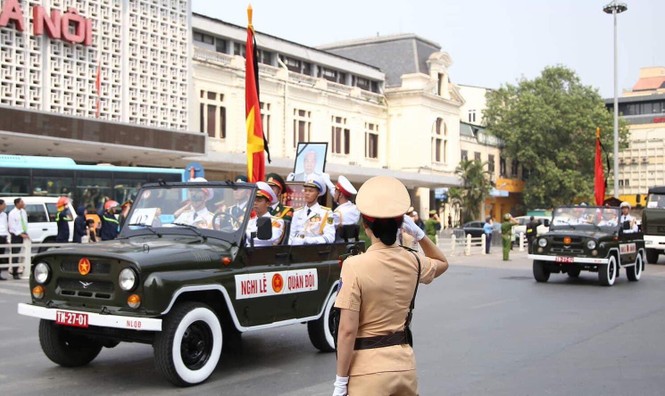 Linh xa đưa linh cữu nguyên Tổng Bí thư Đỗ Mười qua các phố Hà Nội - ảnh 10