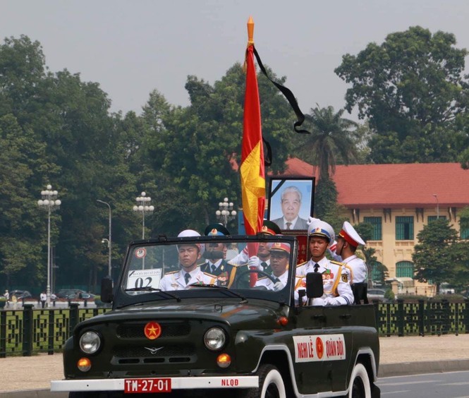 Linh xa đưa linh cữu nguyên Tổng Bí thư Đỗ Mười qua các phố Hà Nội - ảnh 7