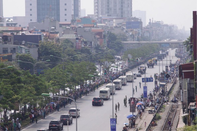 Linh xa đưa linh cữu nguyên Tổng Bí thư Đỗ Mười qua các phố Hà Nội - ảnh 14