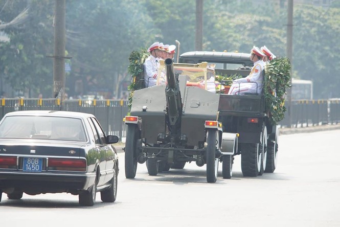 Linh xa đưa linh cữu nguyên Tổng Bí thư Đỗ Mười qua các phố Hà Nội - ảnh 18