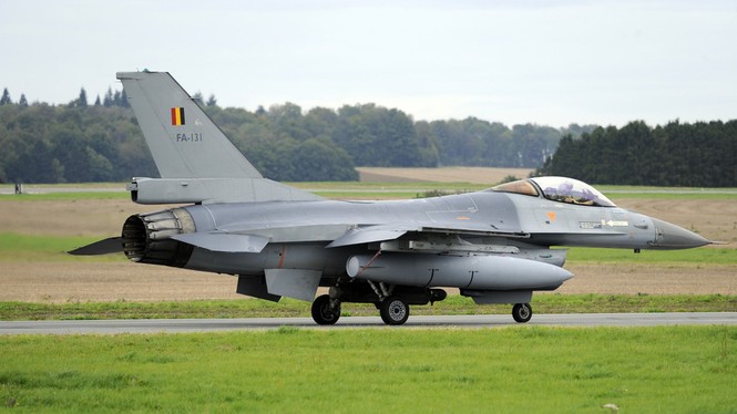 Nổ tung giữa lúc bảo trì, tiêm kích F-16 cháy ra tro - ảnh 2