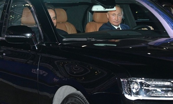 Ông Putin lái siêu xe đưa Tổng thống Ai Cập đi ngắm đường đua F1 - ảnh 2
