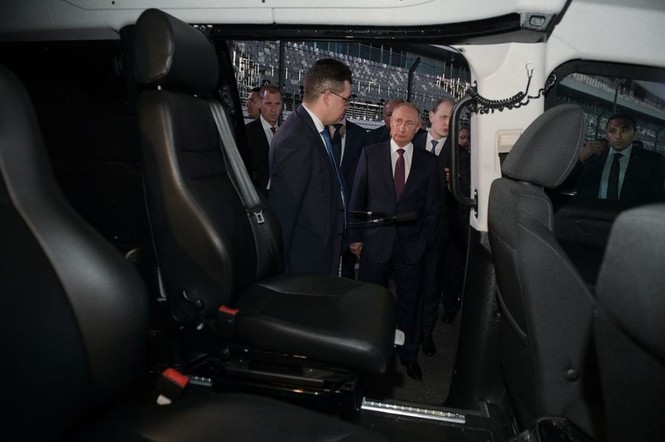 Ông Putin lái siêu xe đưa Tổng thống Ai Cập đi ngắm đường đua F1 - ảnh 1
