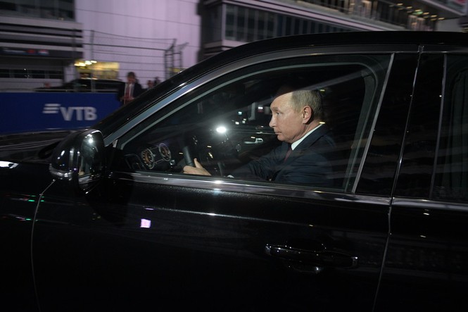 Ông Putin lái siêu xe đưa Tổng thống Ai Cập đi ngắm đường đua F1 - ảnh 3