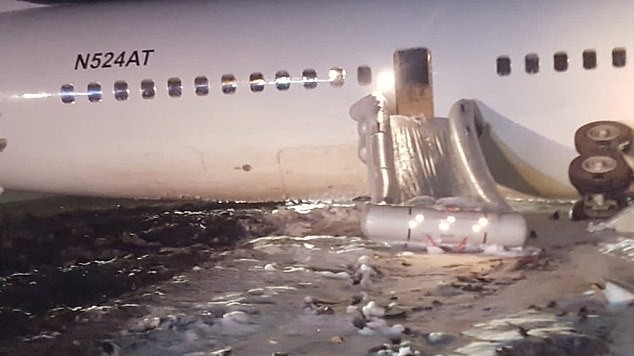 Máy bay Boeing chở 120 hành khách đâm sầm xuống đường băng - ảnh 3