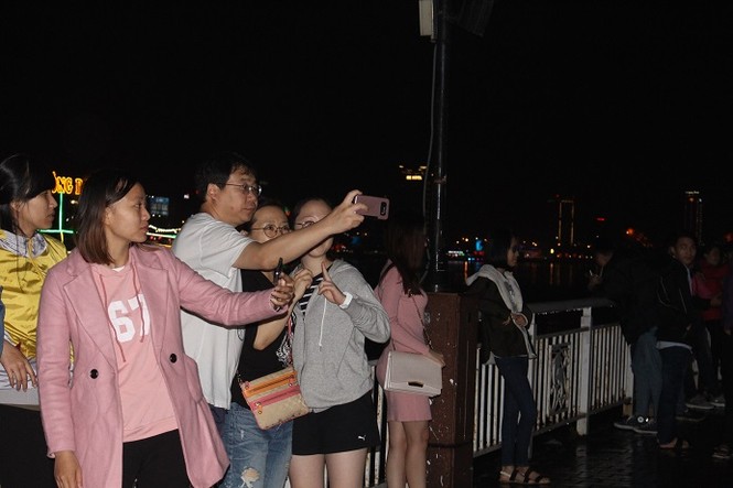 Người dân Đà Nẵng háo hức đổ ra đường đón năm mới - ảnh 6