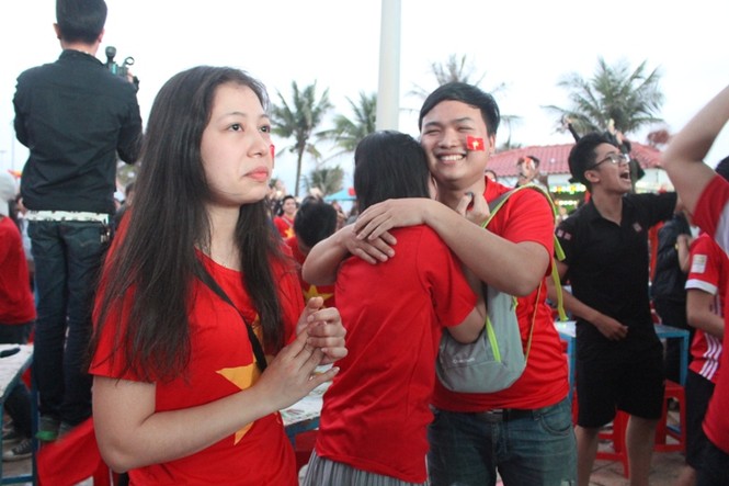 Muôn kiểu ăn mừng chiến thắng của người dân Đà Nẵng - ảnh 2