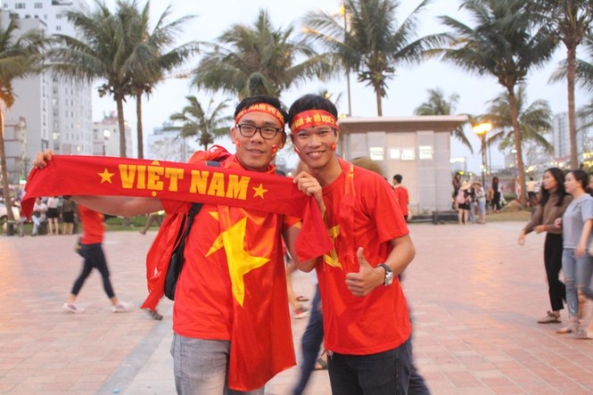 Muôn kiểu ăn mừng chiến thắng của người dân Đà Nẵng - ảnh 3