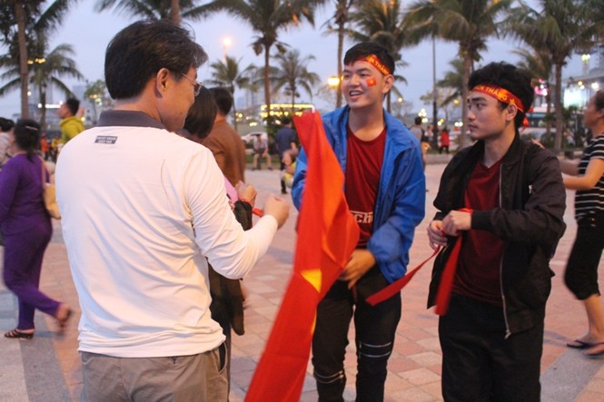 Muôn kiểu ăn mừng chiến thắng của người dân Đà Nẵng - ảnh 4