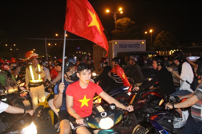 Muôn kiểu ăn mừng chiến thắng của người dân Đà Nẵng - ảnh 11