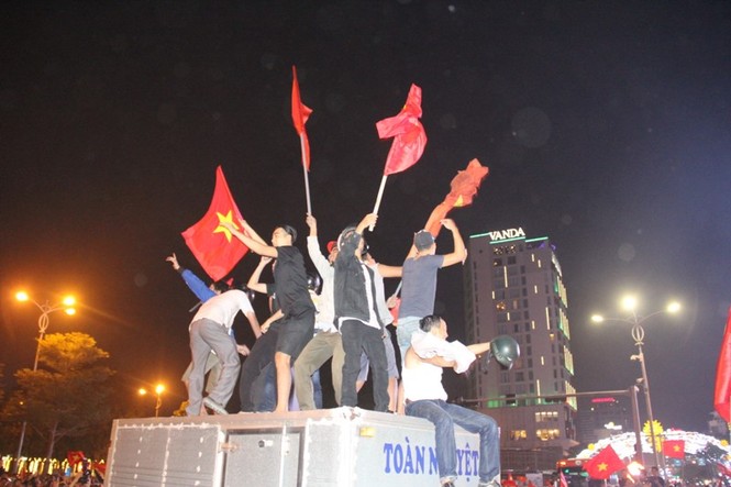 Muôn kiểu ăn mừng chiến thắng của người dân Đà Nẵng - ảnh 7
