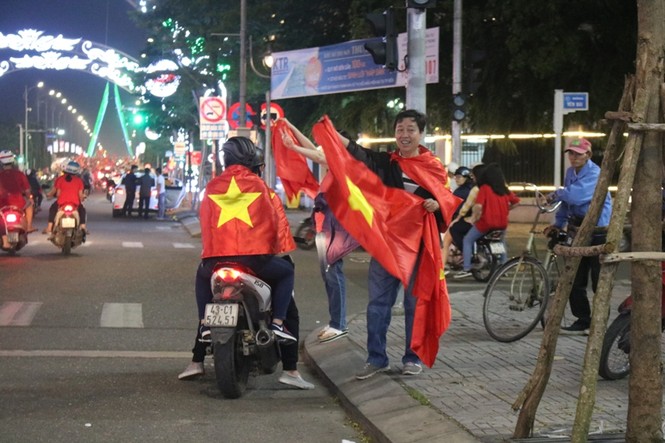 Muôn kiểu ăn mừng chiến thắng của người dân Đà Nẵng - ảnh 16