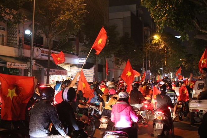 Muôn kiểu ăn mừng chiến thắng của người dân Đà Nẵng - ảnh 18