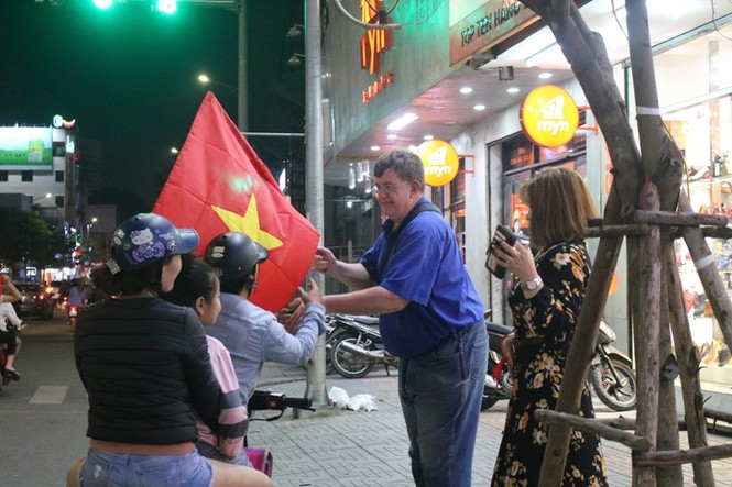 Muôn kiểu ăn mừng chiến thắng của người dân Đà Nẵng - ảnh 17