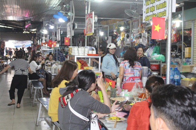 Tiểu thương Đà Nẵng hẹn nhau...nghỉ bán để xem Chung kết - ảnh 1