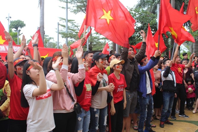 Biển “cờ đỏ sao vàng” ở Đà Nẵng cổ vũ U23 Việt Nam - ảnh 3