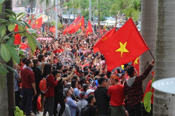 Biển “cờ đỏ sao vàng” ở Đà Nẵng cổ vũ U23 Việt Nam - ảnh 4