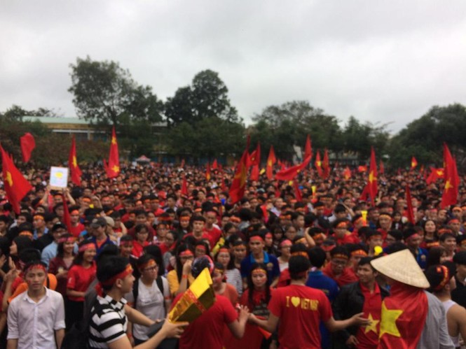 Biển “cờ đỏ sao vàng” ở Đà Nẵng cổ vũ U23 Việt Nam - ảnh 6