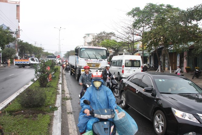 Tông vào dải phân cách, xe tải chở dưa lật nhào giữa đường - ảnh 6