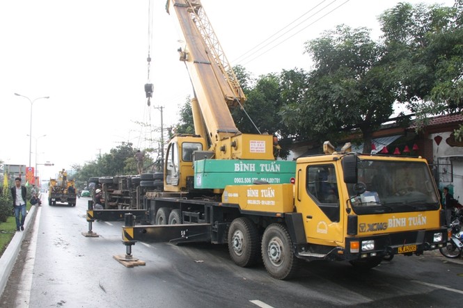 Tông vào dải phân cách, xe tải chở dưa lật nhào giữa đường - ảnh 5
