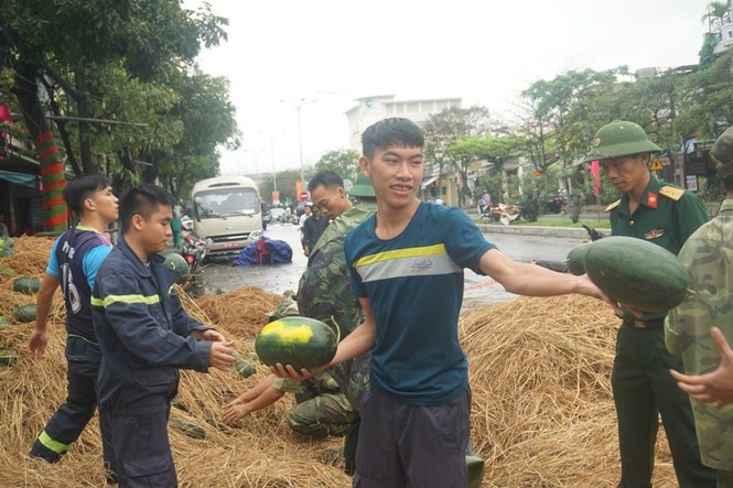 Quân dân Đà Nẵng đội mưa, gom dưa giúp tài xế xe tải bị lật - ảnh 2