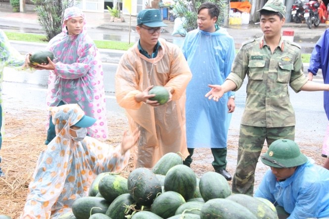 Quân dân Đà Nẵng đội mưa, gom dưa giúp tài xế xe tải bị lật - ảnh 5