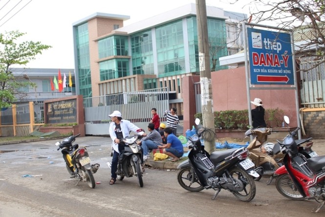 Dân vây nhà máy thép suốt đêm vì ô nhiễm - ảnh 4