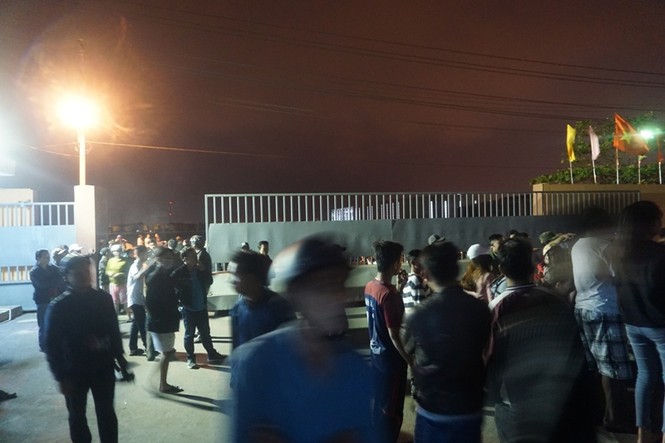 Dân vây nhà máy thép suốt đêm vì ô nhiễm - ảnh 3