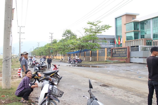 Dân vây nhà máy thép suốt đêm vì ô nhiễm - ảnh 5
