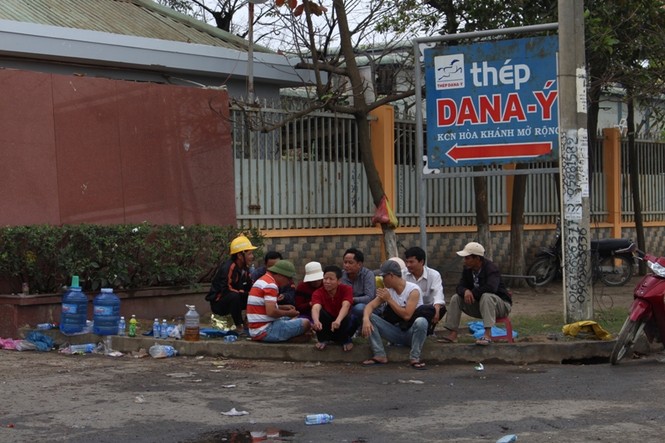 Dân vây nhà máy thép suốt đêm vì ô nhiễm - ảnh 7