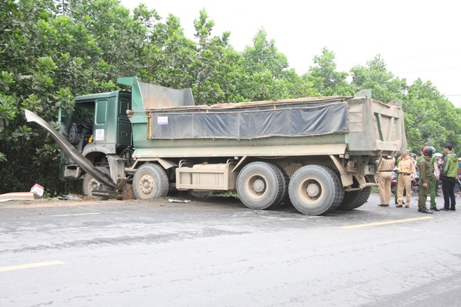 Tông chết người, xe tải đâm 'toạc' rào chắn, chắn ngang đường gây ùn tắc - ảnh 1