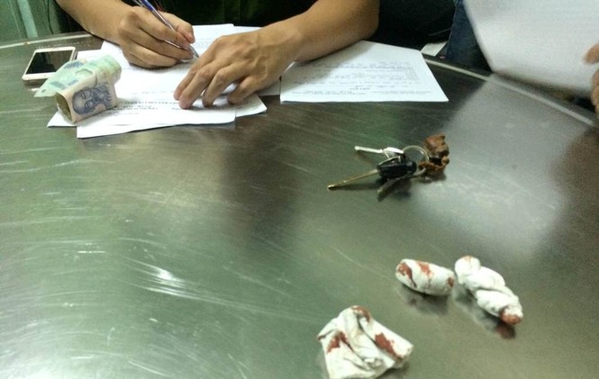 Nam phóng viên bị giam lỏng, đánh chảy máu mũi khi tác nghiệp - ảnh 1