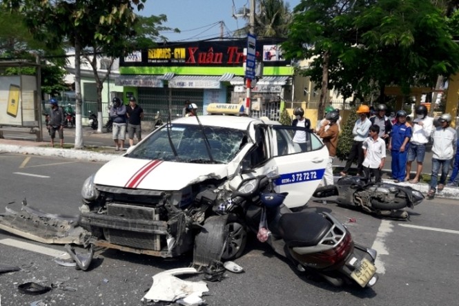 Xe taxi đâm xe tải gây tai nạn liên hoàn, 5 người bị thương - ảnh 1