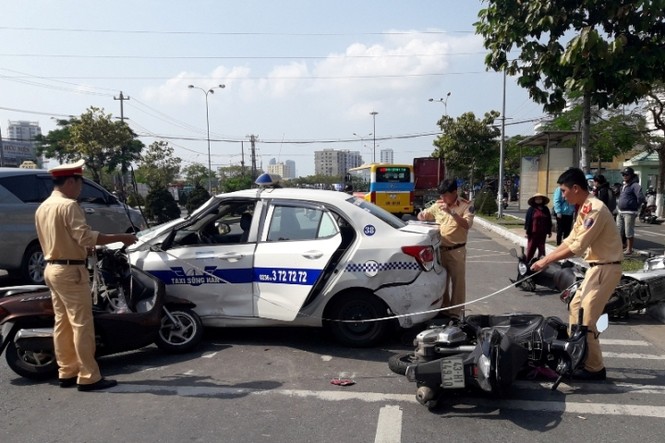 Xe taxi đâm xe tải gây tai nạn liên hoàn, 5 người bị thương - ảnh 2