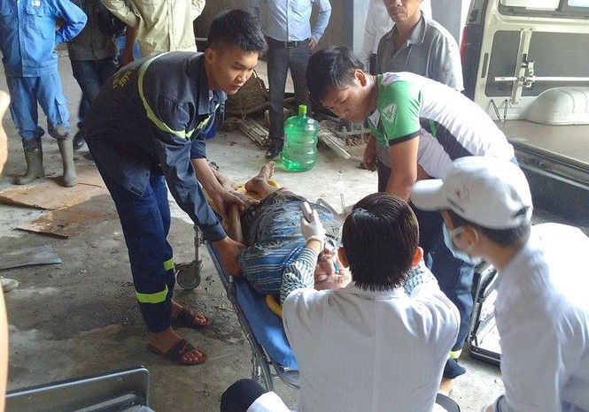 Sập giàn giáo ở Đà Nẵng, 10 công nhân rơi xuống đất - ảnh 1