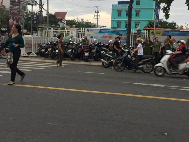 'Phe' vé rộn ràng trước giờ bắn khai mạc pháo hoa Đà Nẵng - ảnh 1