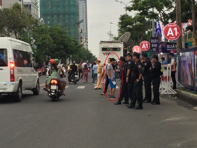 'Phe' vé rộn ràng trước giờ bắn khai mạc pháo hoa Đà Nẵng - ảnh 2