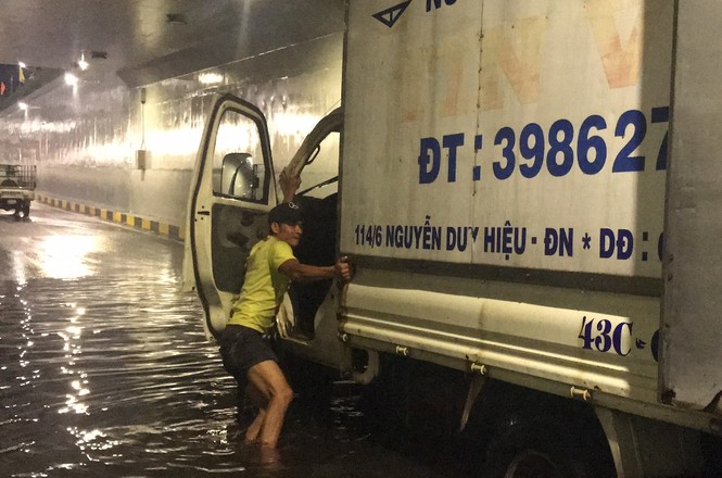 Hầm chui trăm tỷ Đà Nẵng lại ngập nước sau đêm mưa - ảnh 2