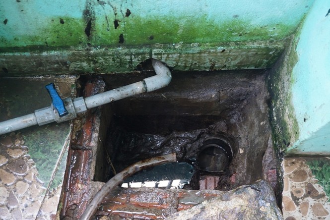 Phát hiện đối tượng xả trộm 2730 kg nhớt thải vào cống thoát nước - ảnh 2