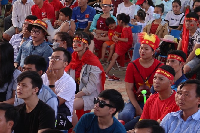CĐV Đà Nẵng thất thần sau trận thua đáng tiếc của Olympic Việt Nam - ảnh 5