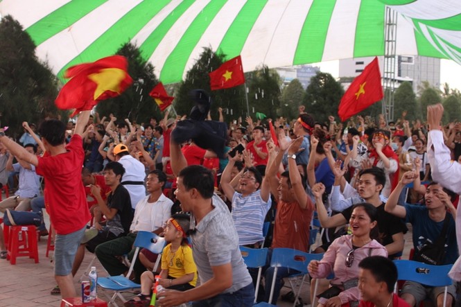 CĐV Đà Nẵng thất thần sau trận thua đáng tiếc của Olympic Việt Nam - ảnh 1