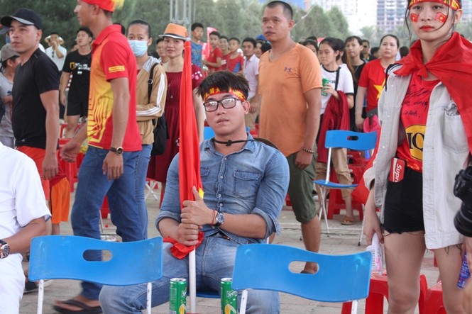 CĐV Đà Nẵng thất thần sau trận thua đáng tiếc của Olympic Việt Nam - ảnh 6