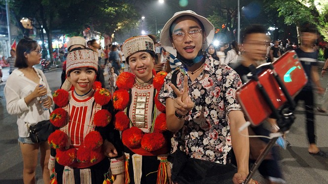 Cận cảnh đèn lồng khổng lồ của người Dao trên phố đi bộ - ảnh 7