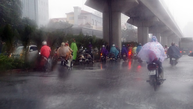 Mục kích gầm cầu đường sắt trên cao thành chỗ... trú mưa - ảnh 1