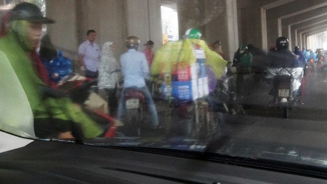 Mục kích gầm cầu đường sắt trên cao thành chỗ... trú mưa - ảnh 2