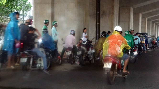 Mục kích gầm cầu đường sắt trên cao thành chỗ... trú mưa - ảnh 4