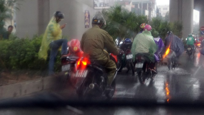 Mục kích gầm cầu đường sắt trên cao thành chỗ... trú mưa - ảnh 8